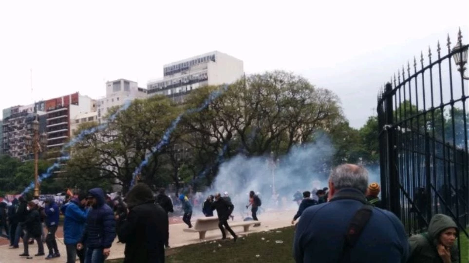 Άγρια επεισόδια στην Αργεντινή: Πλαστικές σφαίρες και δακρυγόνα εναντίον διαδηλωτών